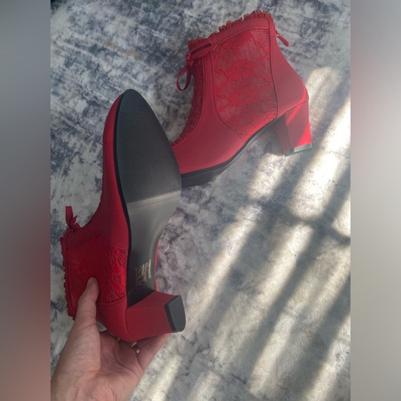 Red boots - Picture 4 of 4